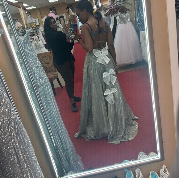 Meet your Posher, Sydia - Picture 2 of 2